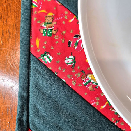 Christmas Placemats and Table Runner 6 Piece Setting