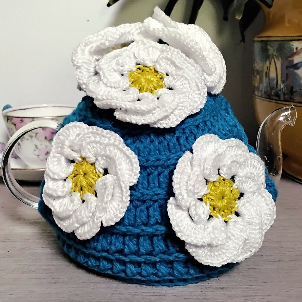 Small to medium sized tea cosy with stylised poppies