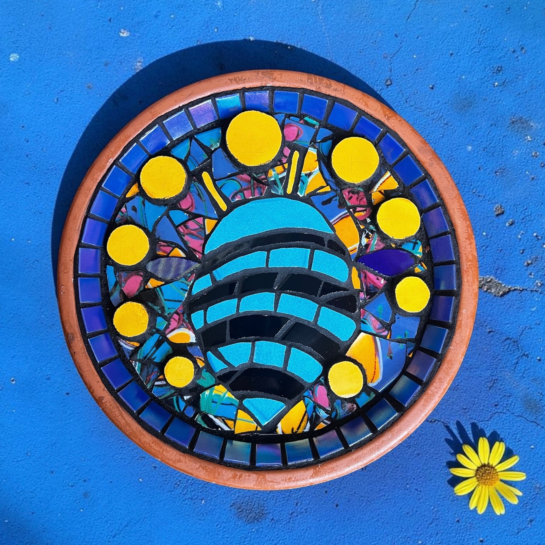 Mosaic Bee Bath. Blue Banded Bee.