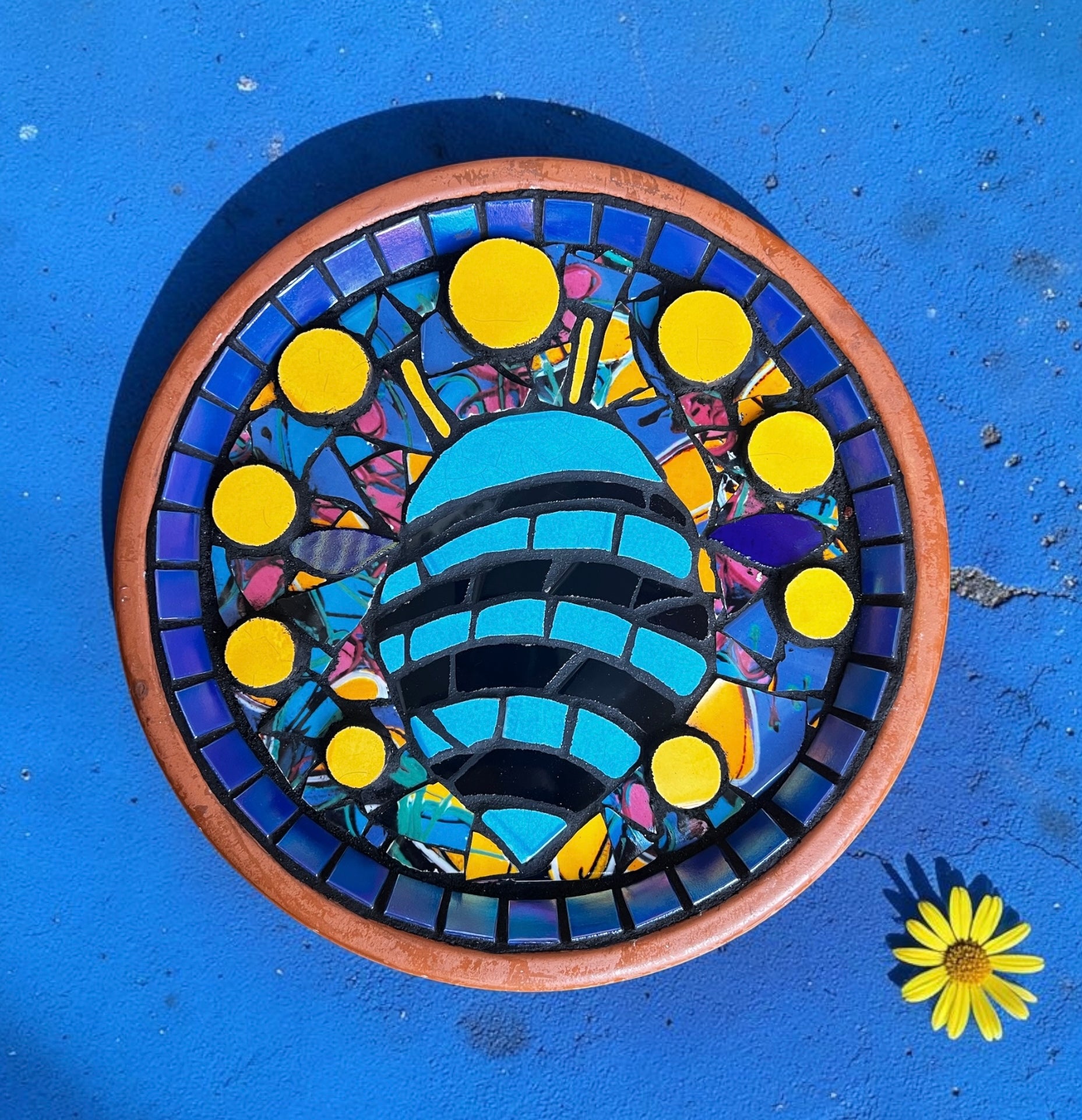 Mosaic Bee Bath. Blue Banded Bee.