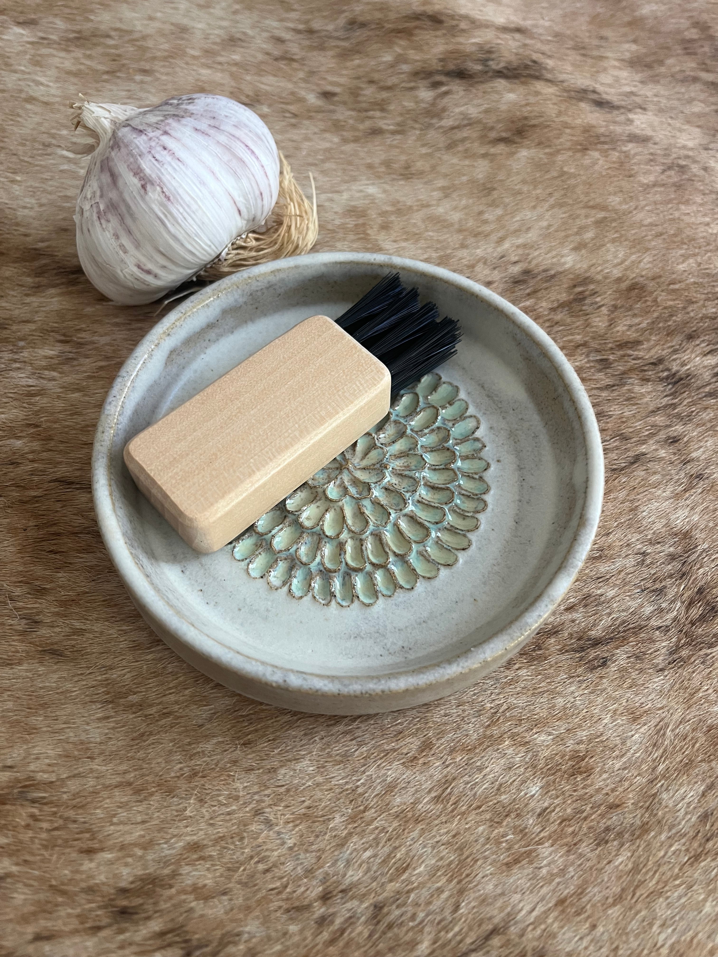Ceramic grater with Brush