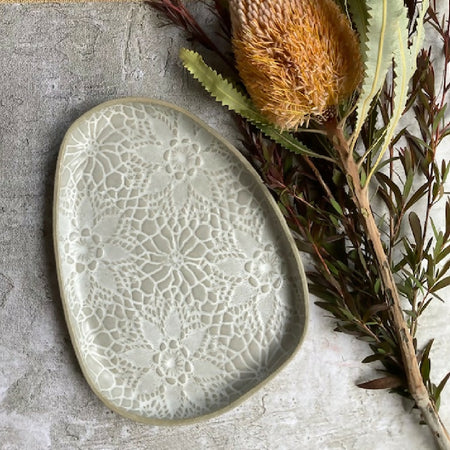 Stoneware serving plate|Trianglur form|Vintage doily imprint|Floral