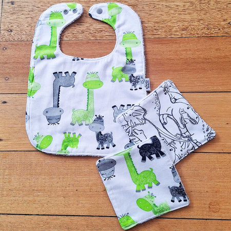 Large Size Giraffe Bib & Wash Cloth Set