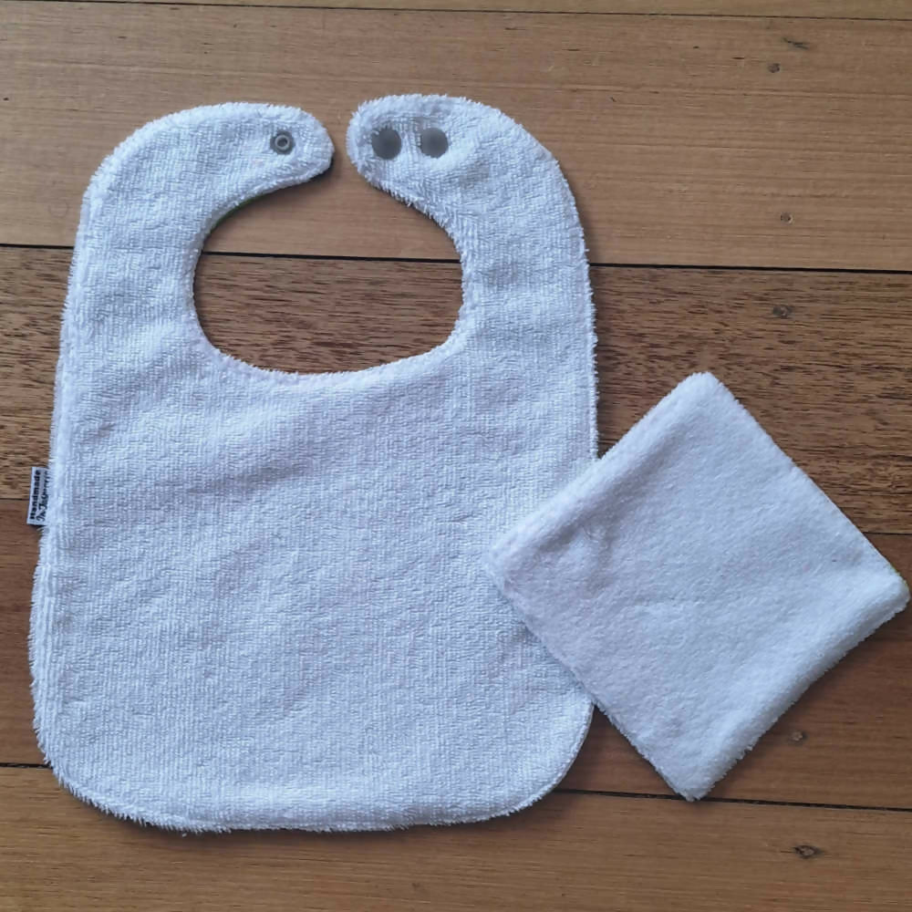 baby-bib-and-wipe-gift-set-giraffes-reverse-side