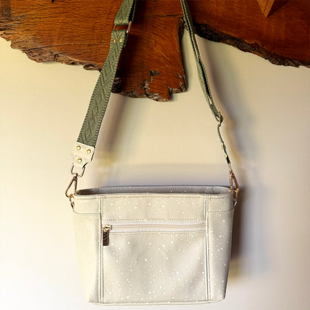 Mid-sized crossbody bag with lots of internal pockets