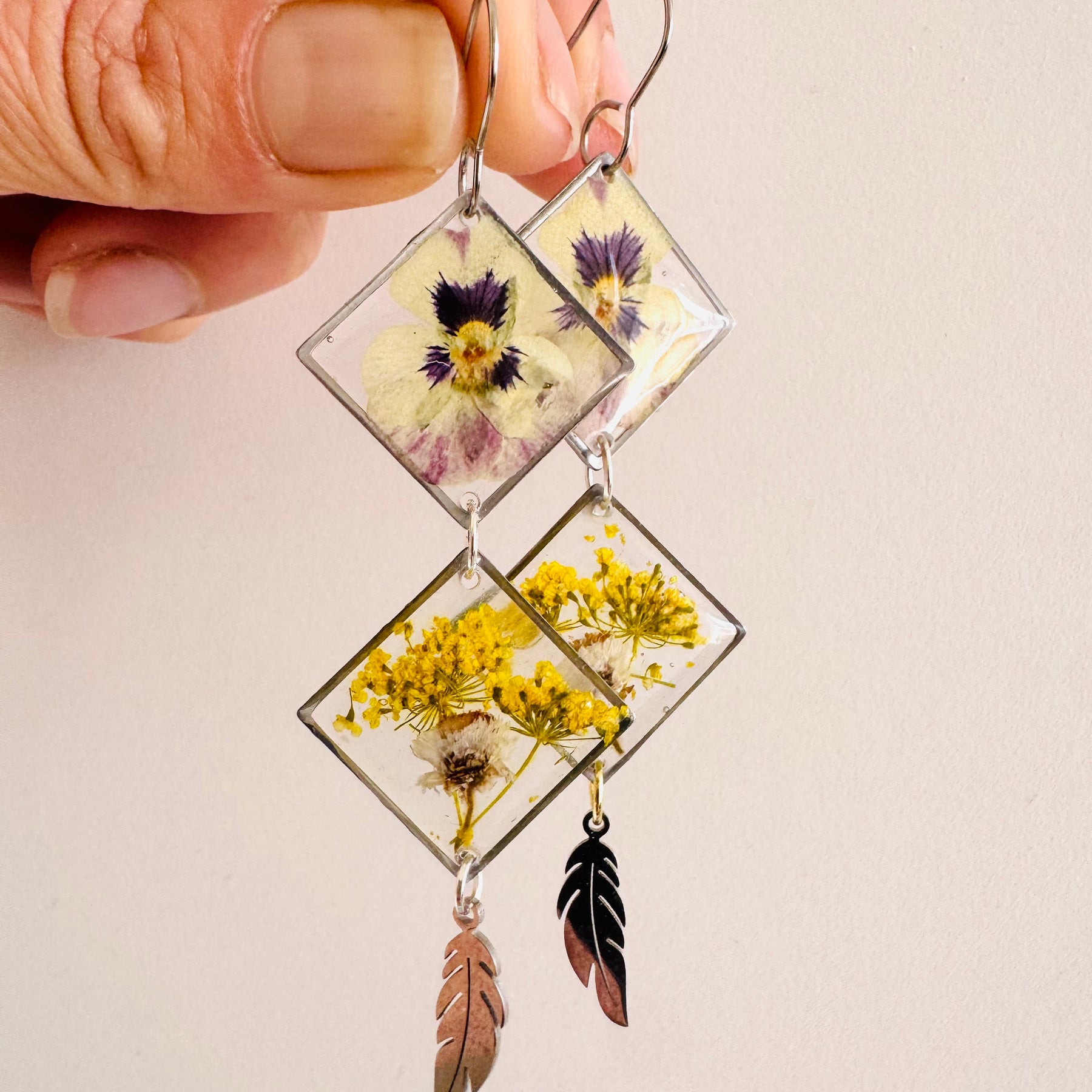 Double rhombus pansy pressed flower resin earrings