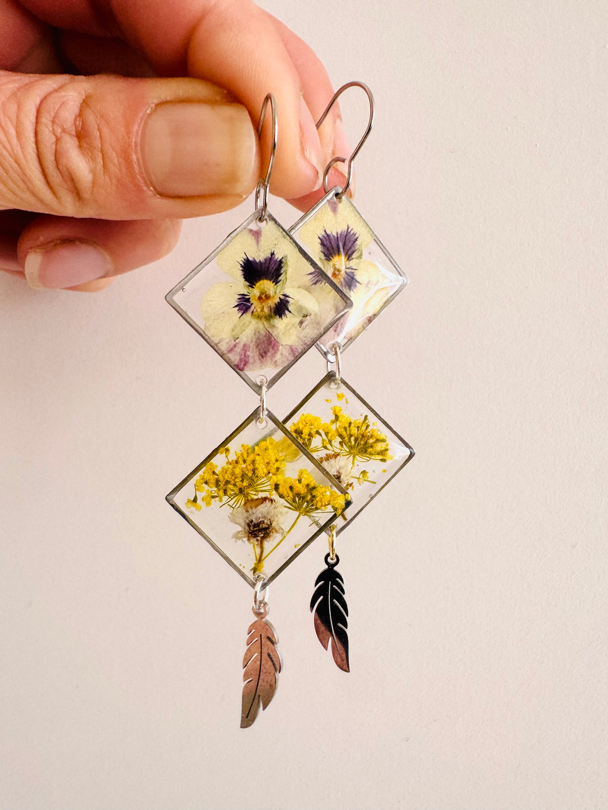 Double rhombus pansy pressed flower resin earrings