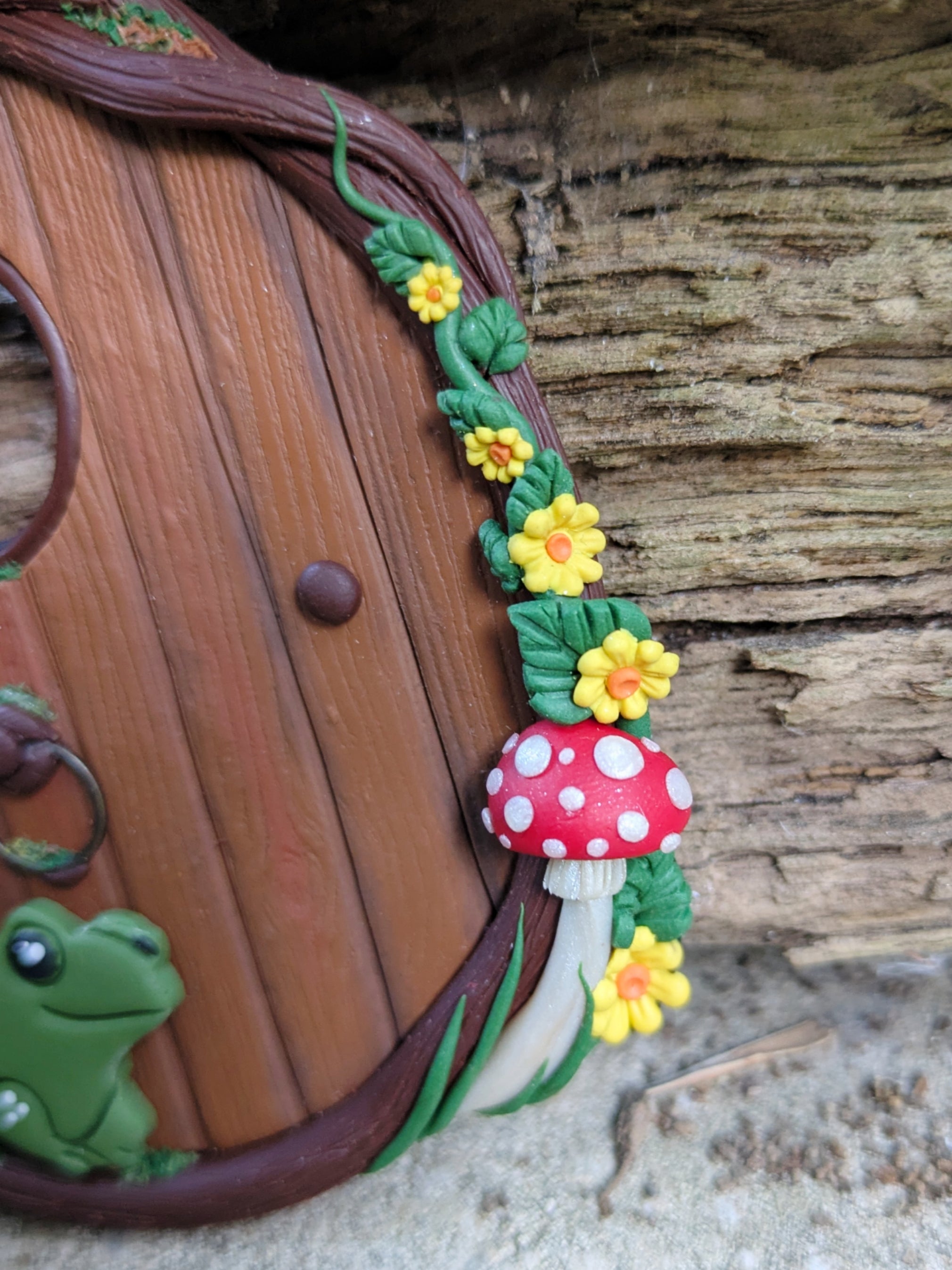 Woodland Hobbit Fairy Door – Frog with Butterfly wings