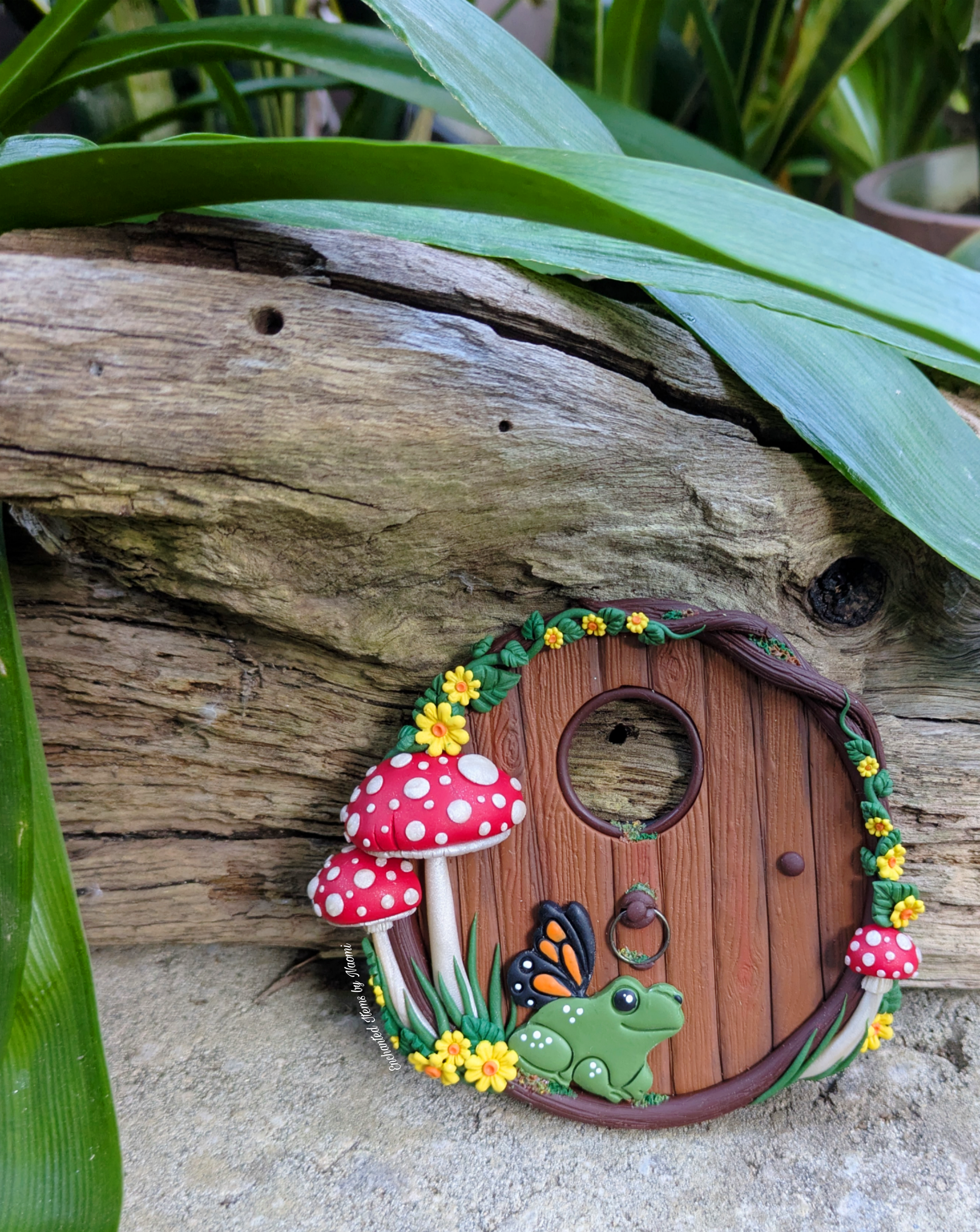 Woodland Hobbit Fairy Door – Frog with Butterfly wings