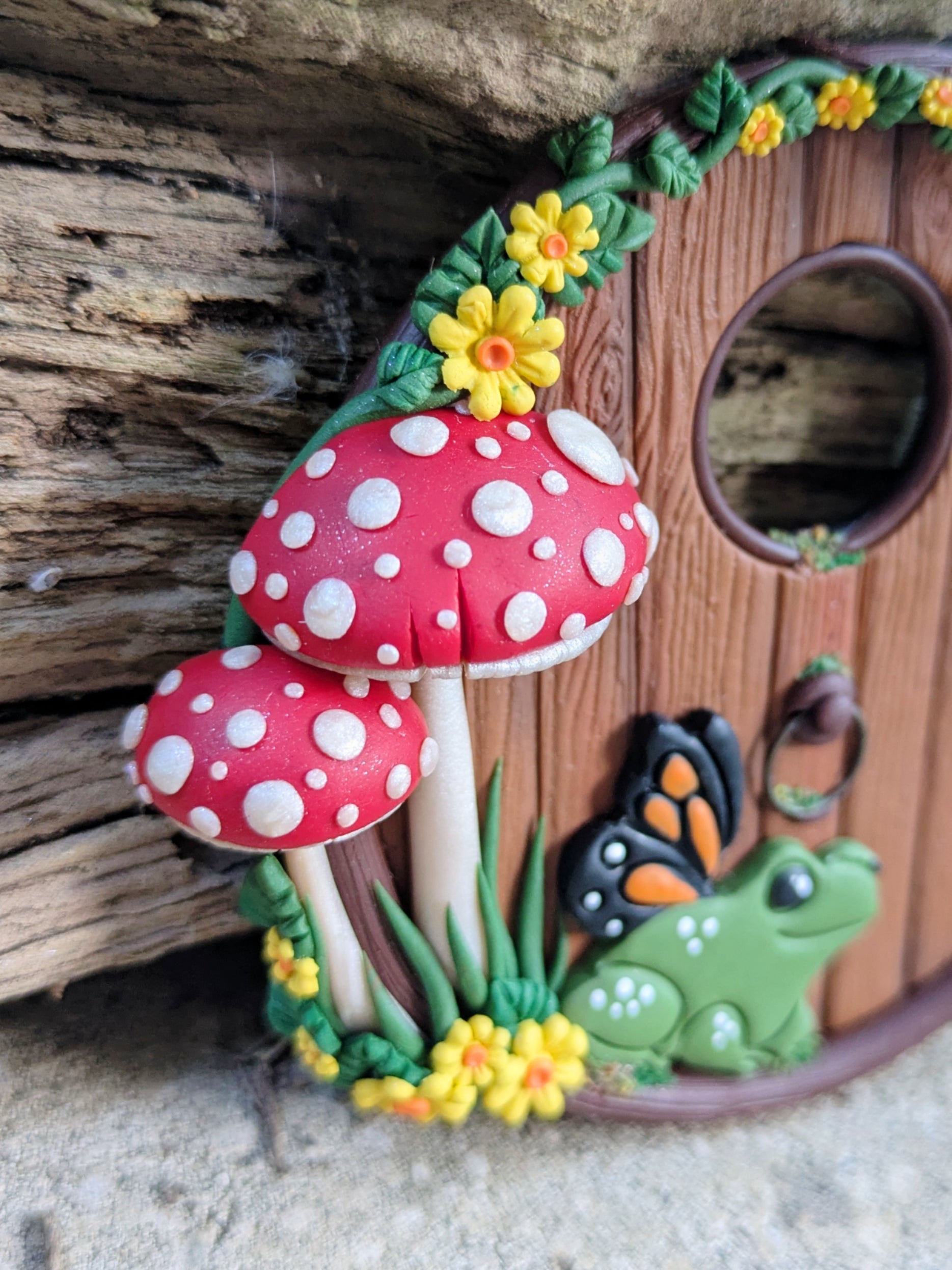 Woodland Hobbit Fairy Door – Frog with Butterfly wings