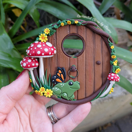 Woodland Hobbit Fairy Door – Frog with Butterfly wings