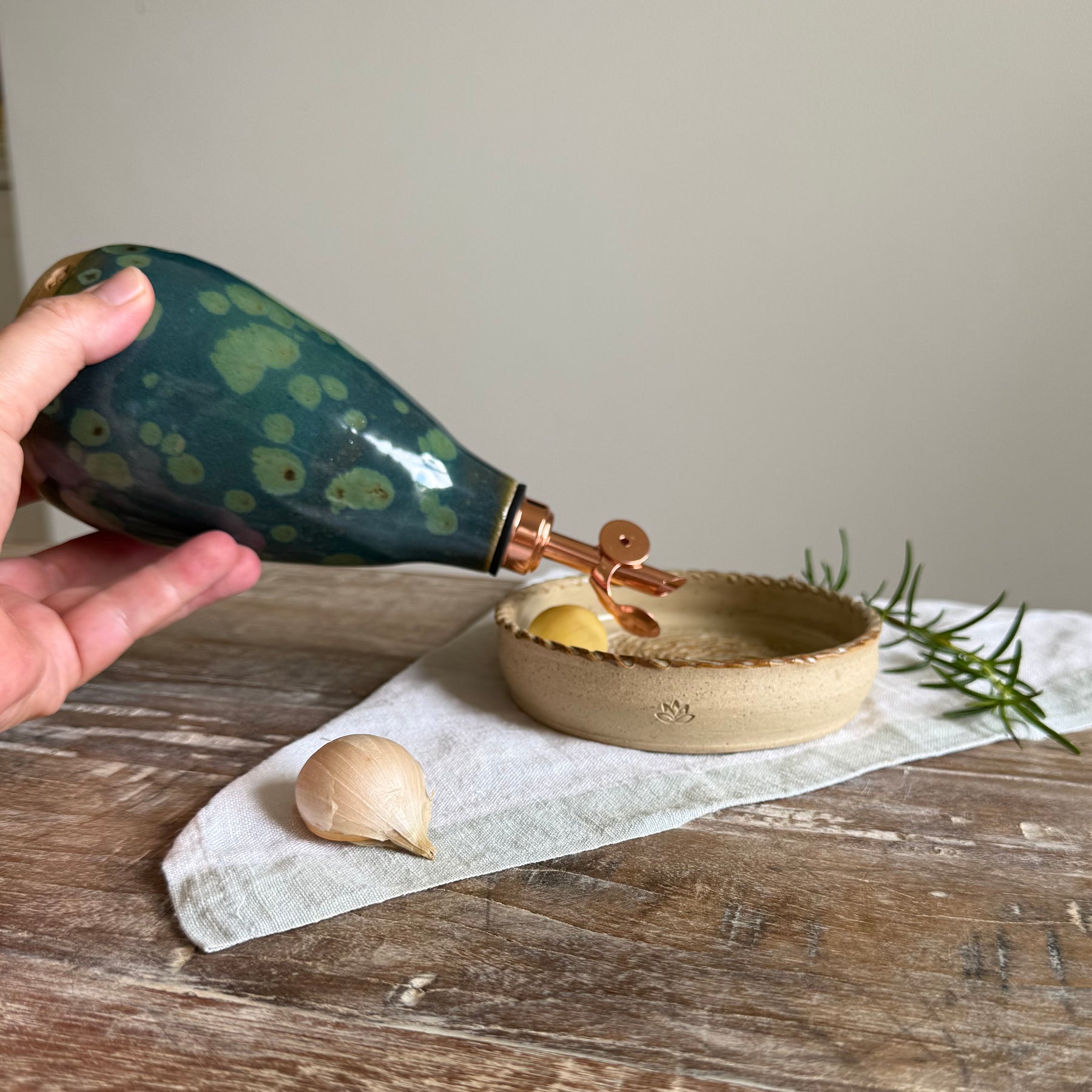 Handmade Ceramic Olive Oil Bottle | Mistral – The Daily Pour | 400ml