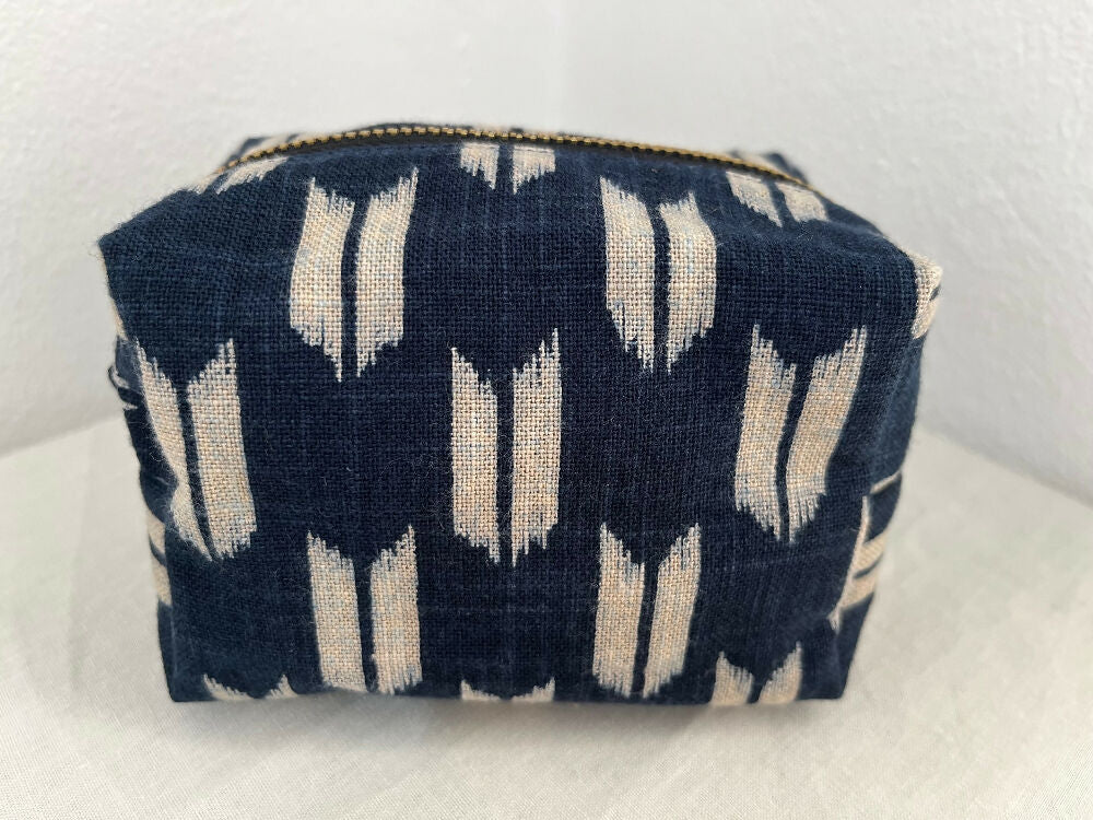 Zipper pouch arrow