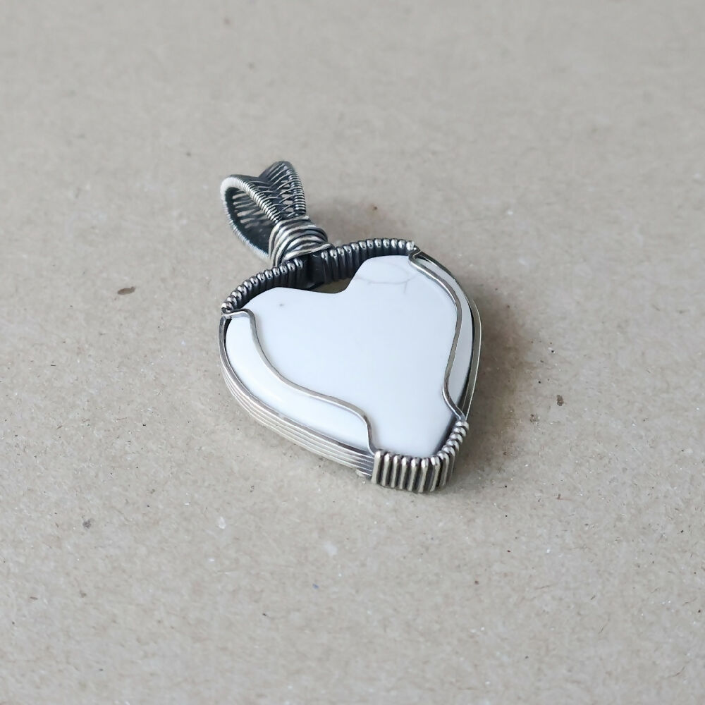 PJS05754_03_HowliteHeartPendant_C