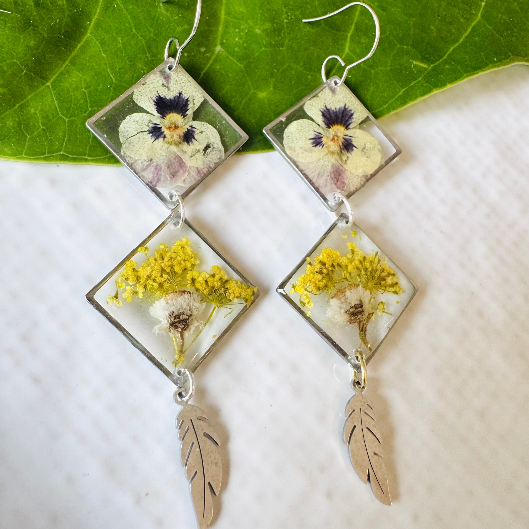 Double rhombus pansy pressed flower resin earrings