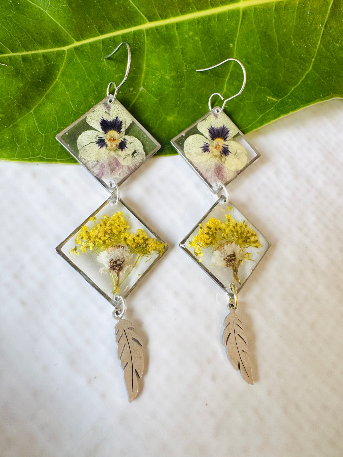 Double rhombus pansy pressed flower resin earrings