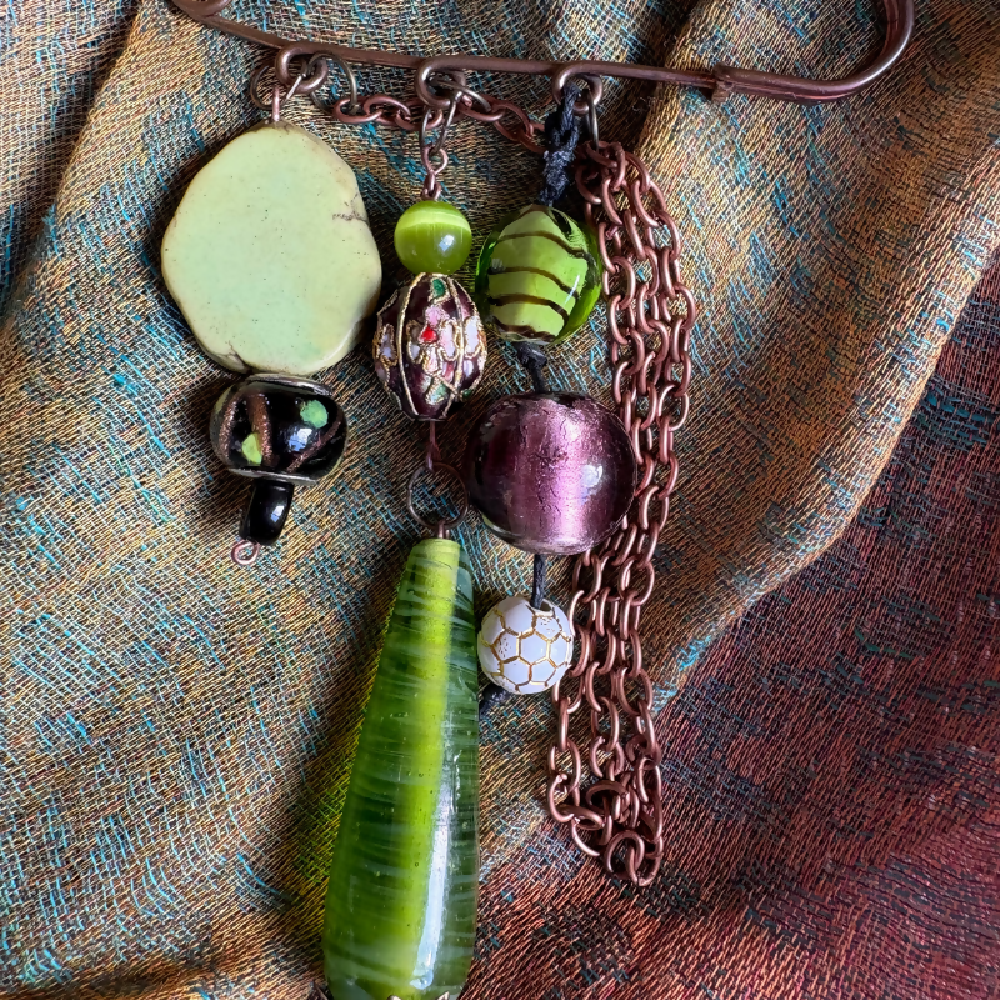 Kilt pin brooch, vintage green, by Leumesin Handmade
