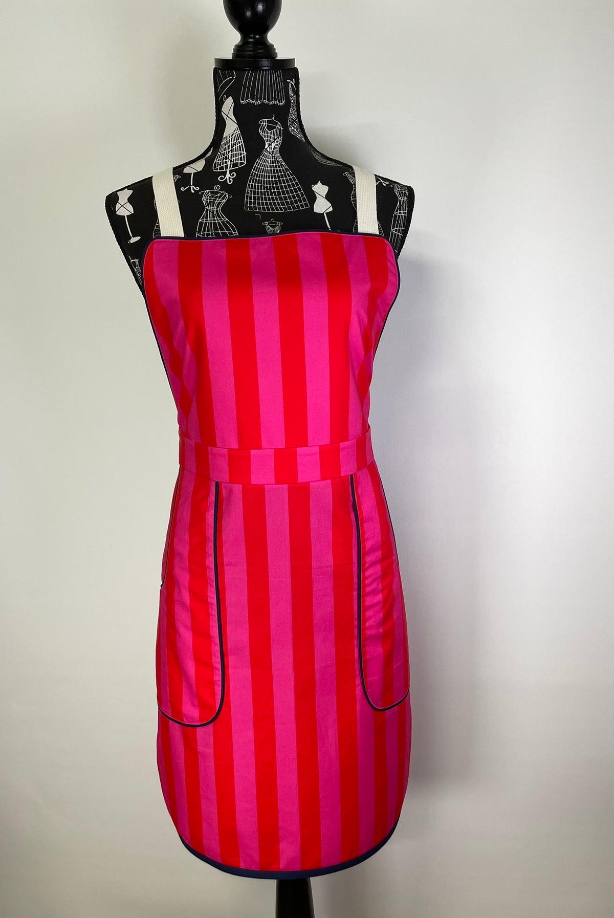 Apron - Adjustable / Fitted / Unique pocket design.