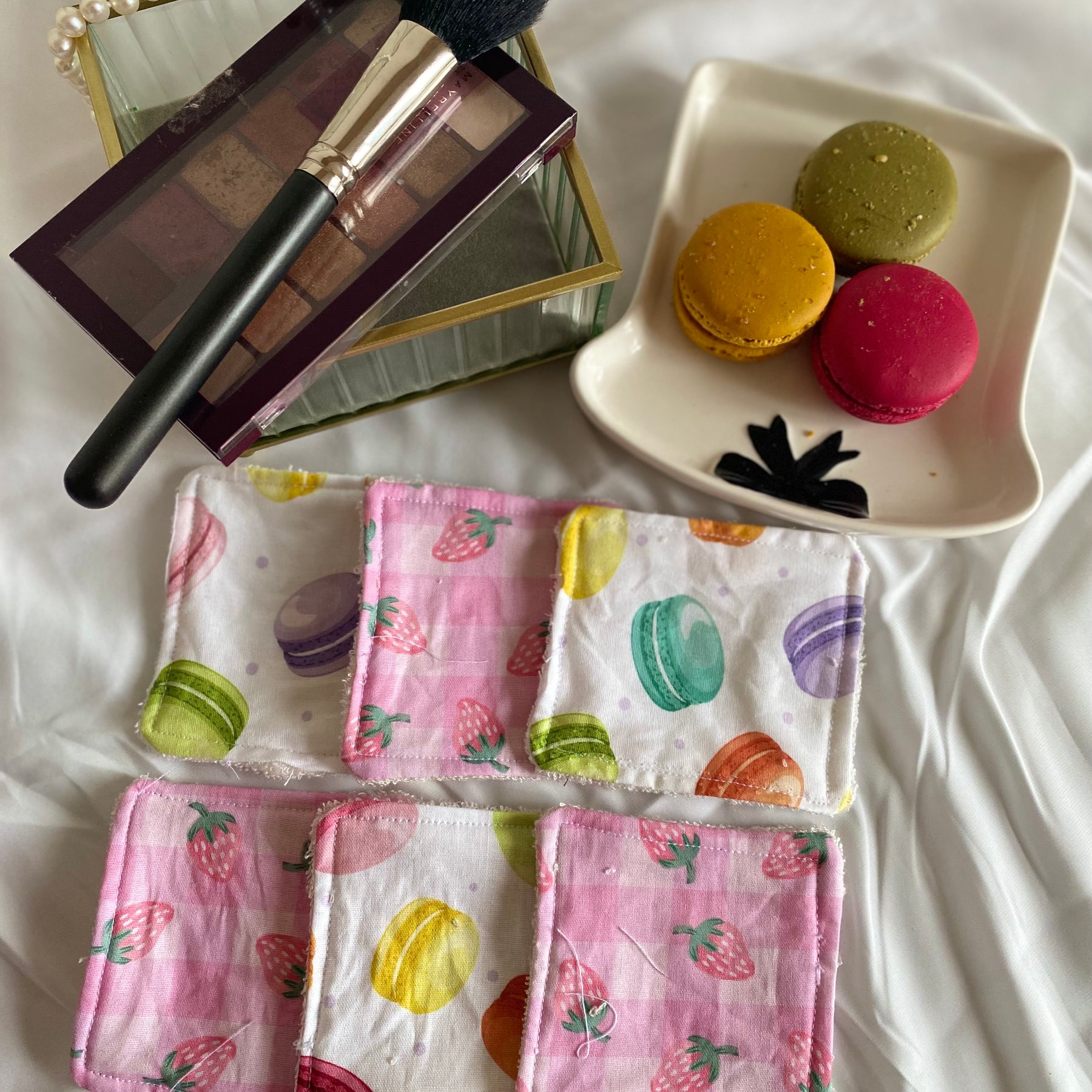 🍓 Foodie-Inspired Makeup Brush Roll & Reusable Makeup Pad Set
