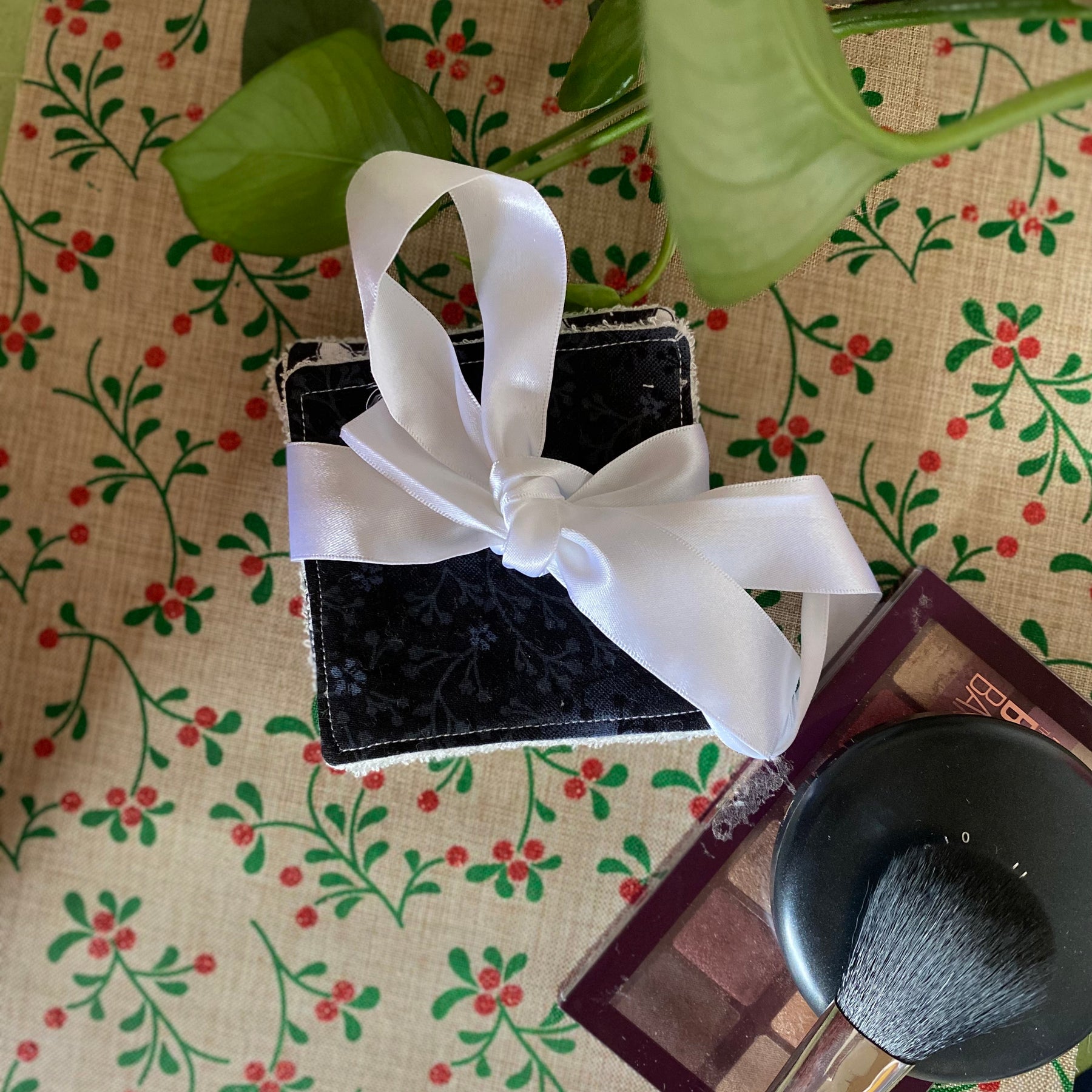 Black & White Floral Reusable Makeup Remover Pad –