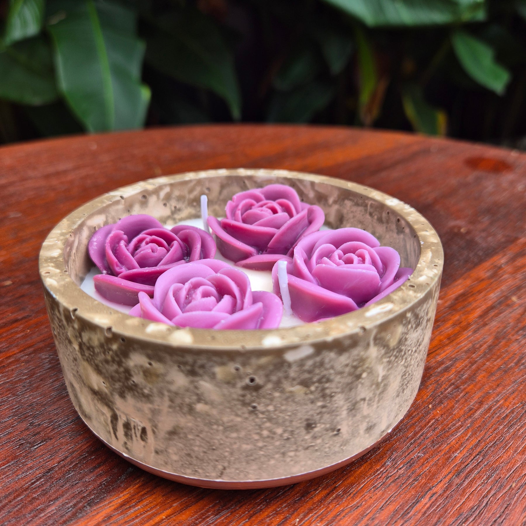 Round fluted brown concrete bowl candle with burgundy roses