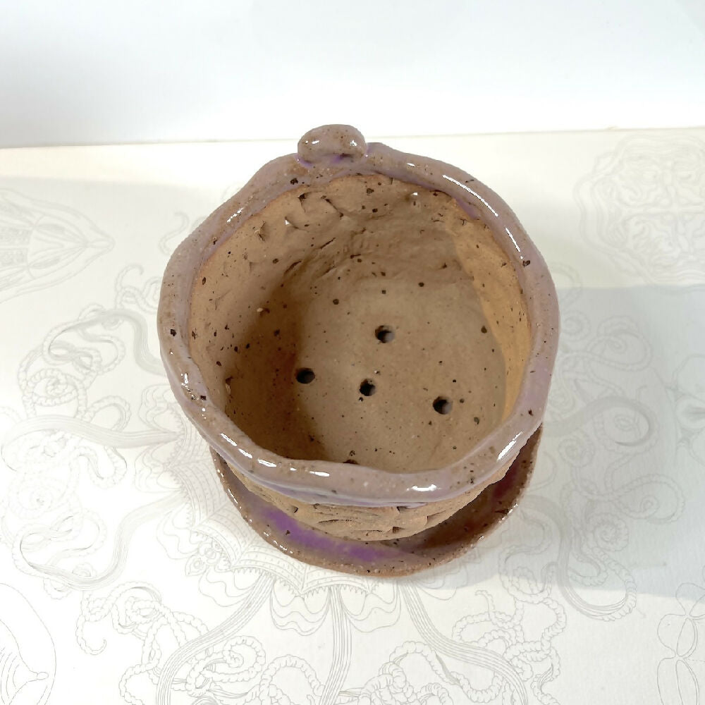 Coil pot with saucer inside