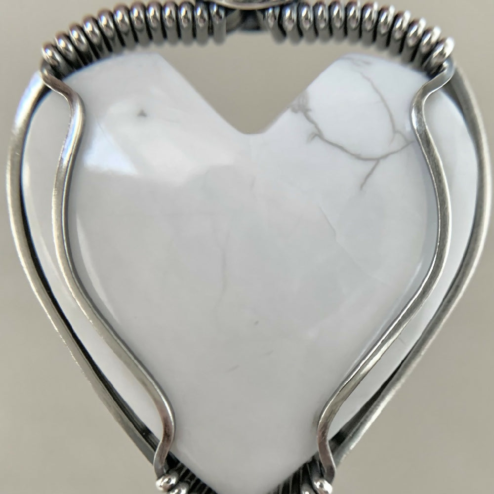 PJS05754_03_HowliteHeartPendant