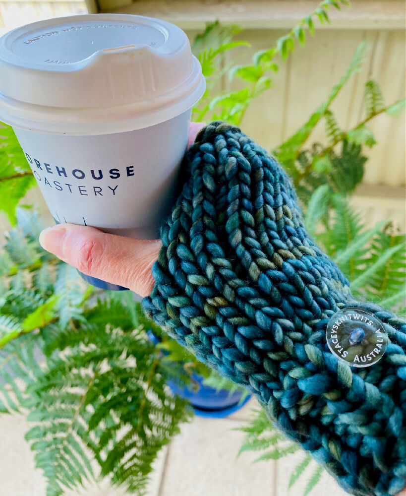 Sierra Handwarmer Staceysknitwits Malabrigo Draco - narrow fingers with coffee cup