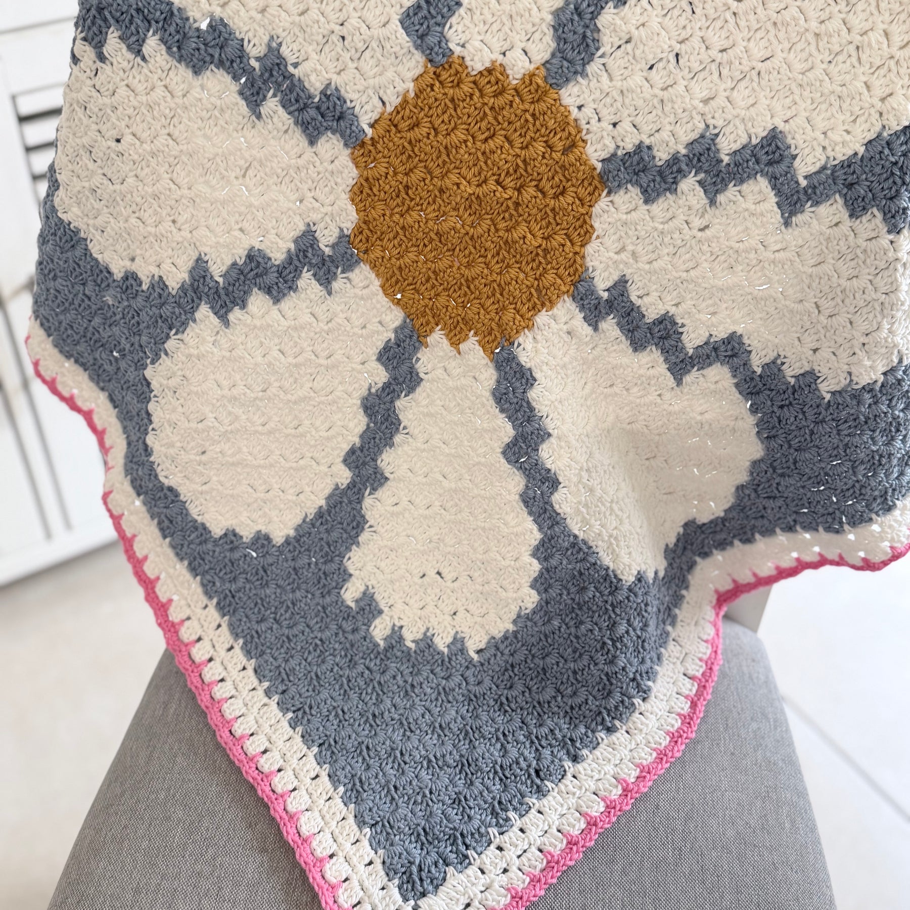 #129 -Daisy Lap Size Blanket/Baby Blanket
