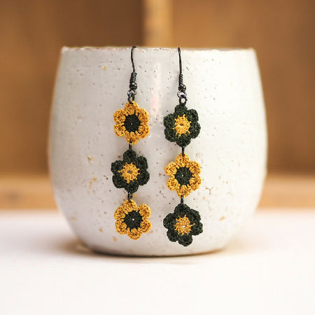 String of daisies micro-crochet earrings - mustard and black