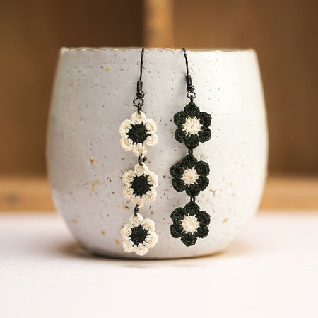 String of daisies micro-crochet earrings - monochrome