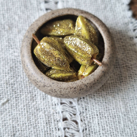 GLITTER STARFRUITS in a plate