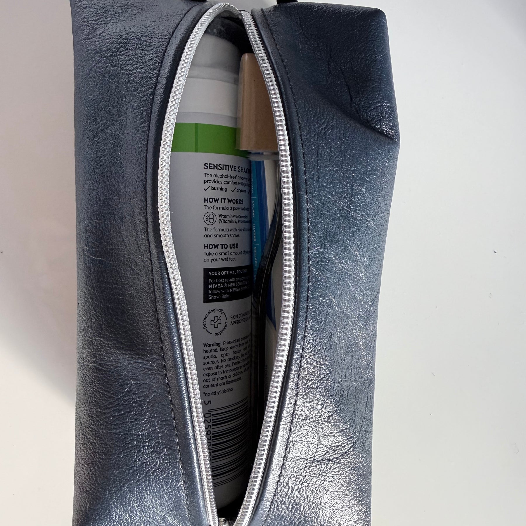 Men’s toiletries / cables bag