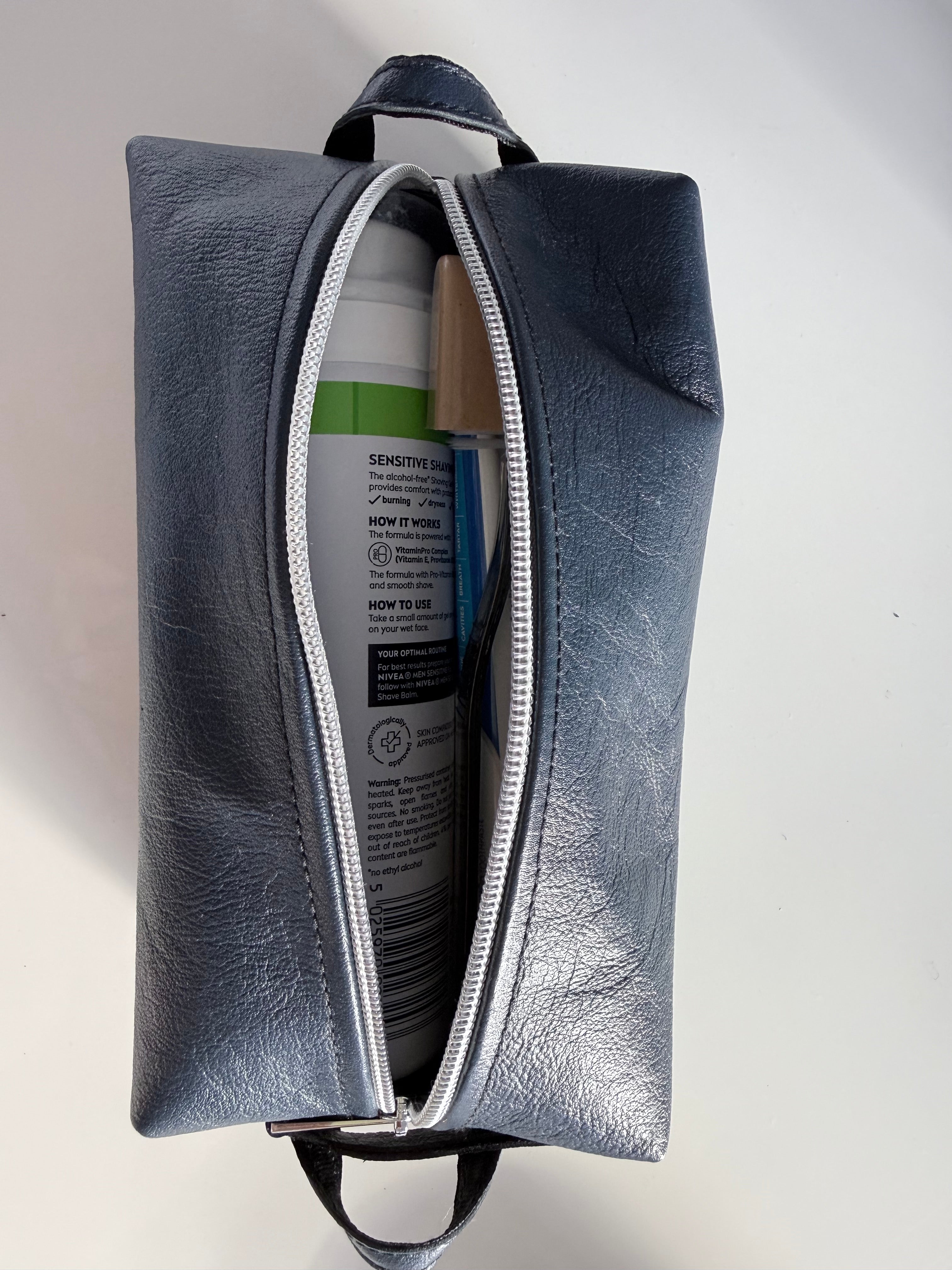 Men’s toiletries / cables bag