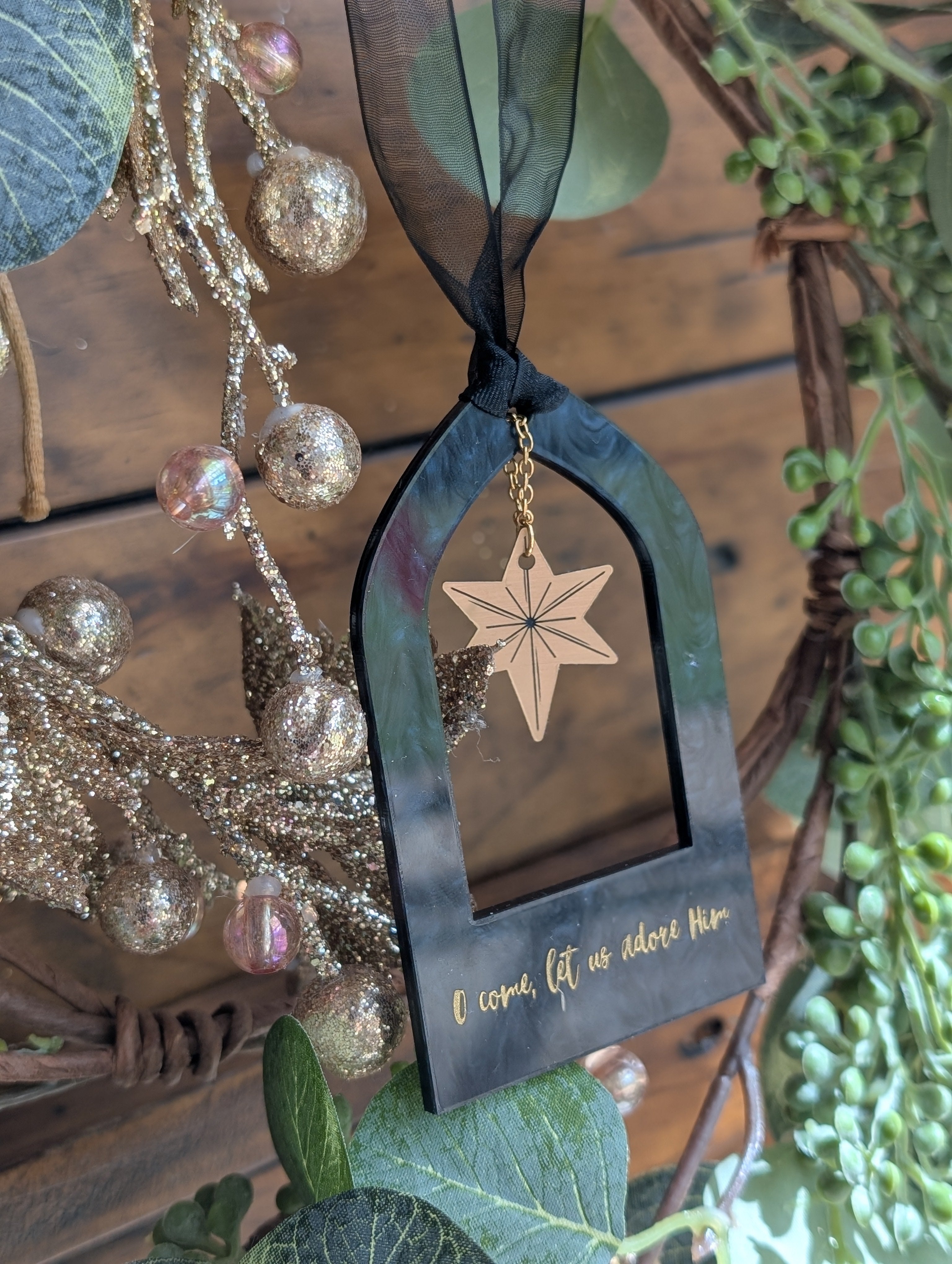 SIMPLE ORNAMENT "O, come let us adore Him"