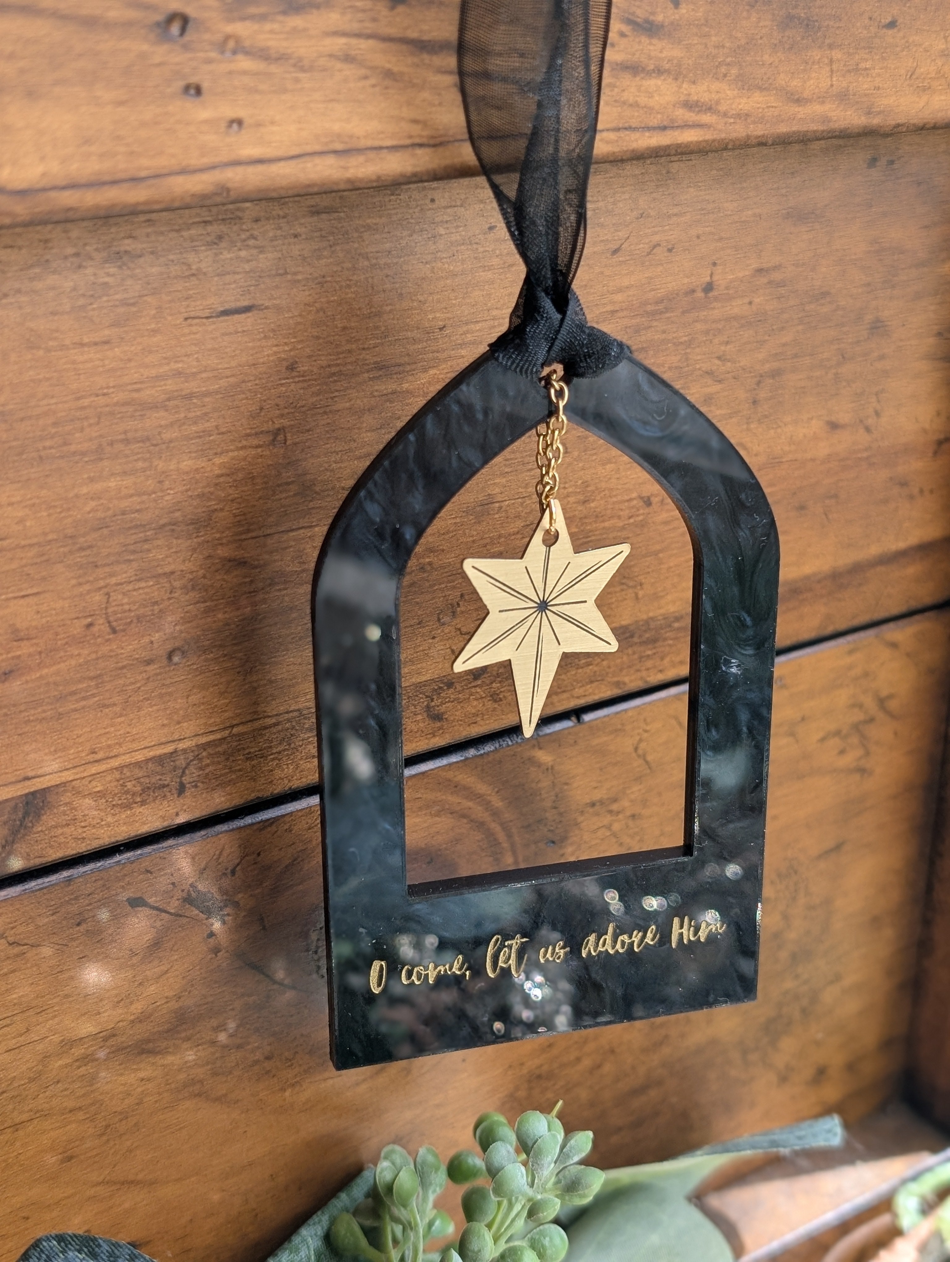 SIMPLE ORNAMENT "O, come let us adore Him"