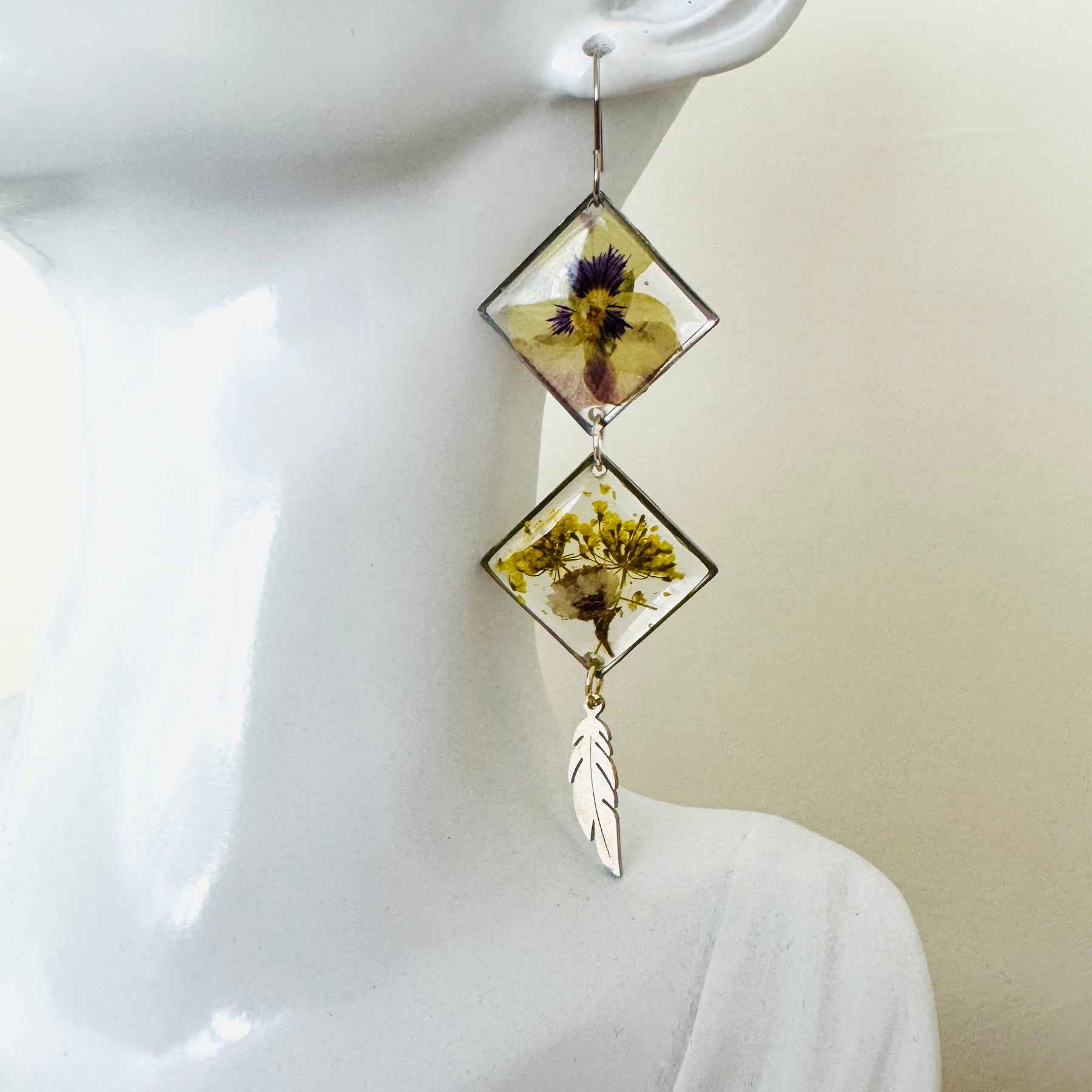 Double rhombus pansy pressed flower resin earrings