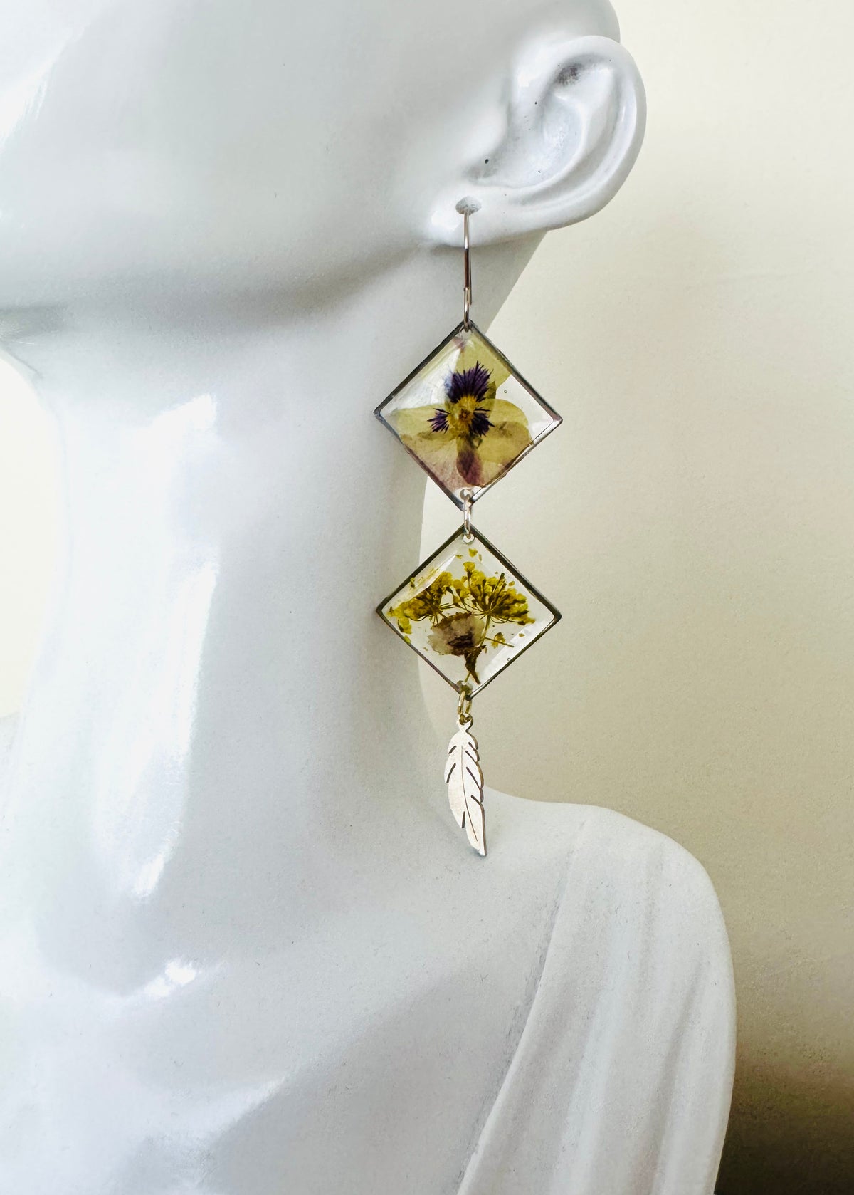 Double rhombus pansy pressed flower resin earrings