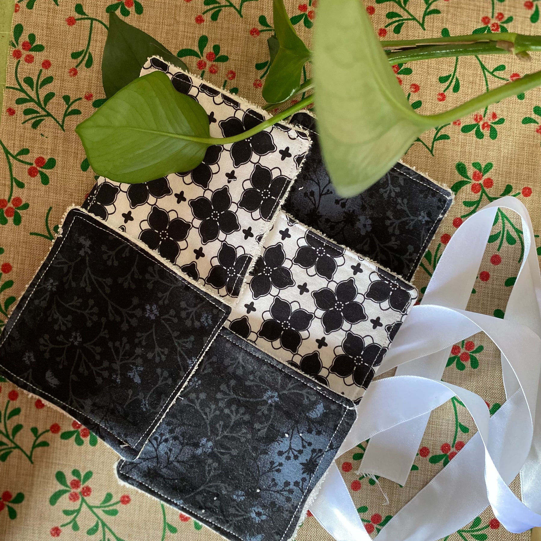 Black & White Floral Reusable Makeup Remover Pad –