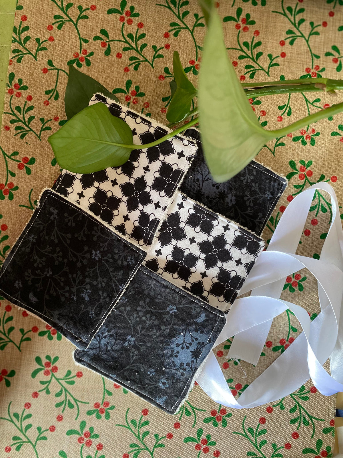 Black & White Floral Reusable Makeup Remover Pad –