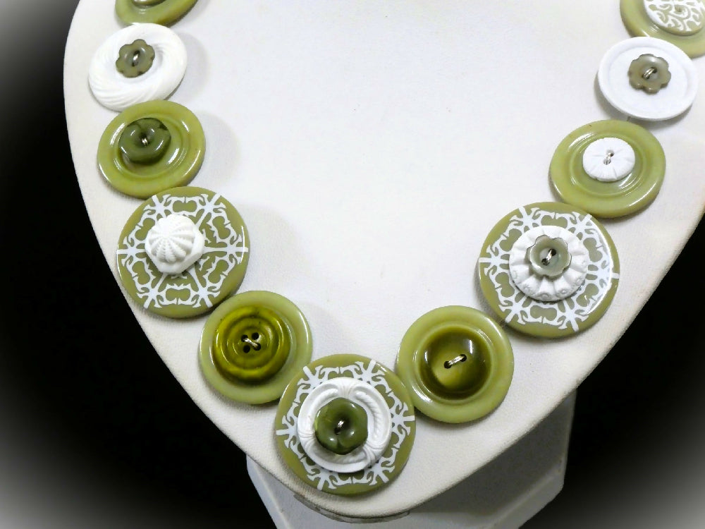 Button necklace - Hint of Spring