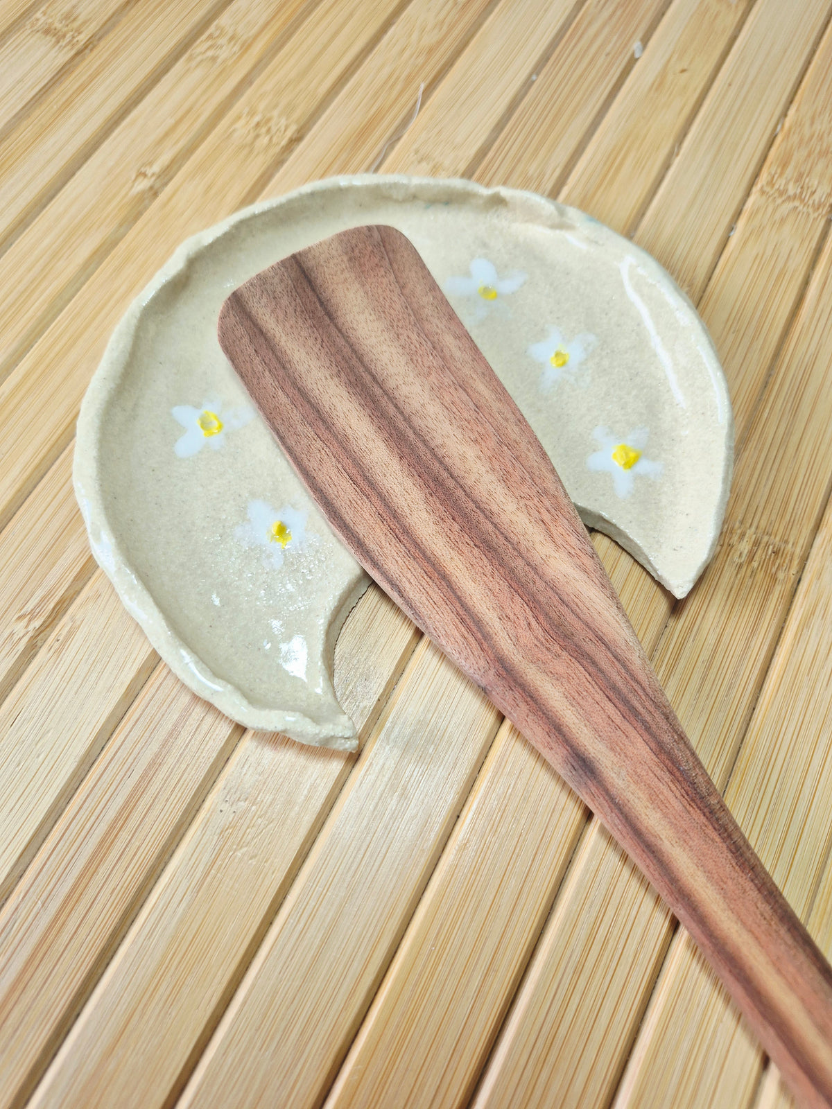 Pottery spoon rest with a daisy pattern