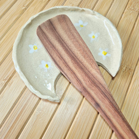 Pottery spoon rest with a daisy pattern