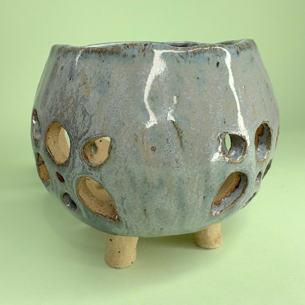 Cauldron pot light blue detail