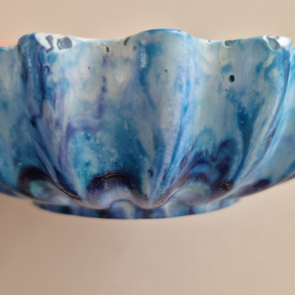 Sandalwood concrete bowl candle with soy wax and rose fragrance