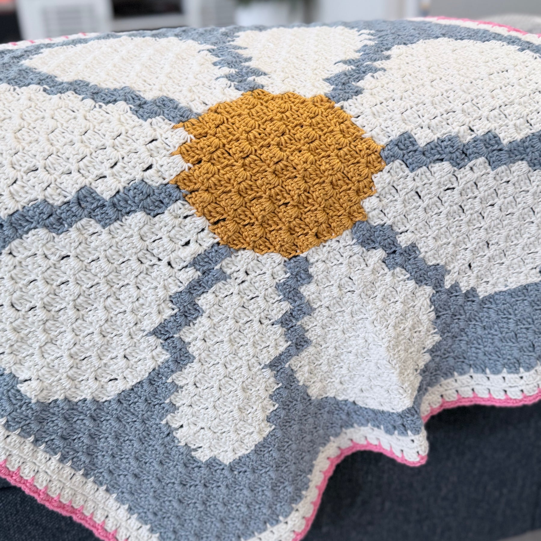 #129 -Daisy Lap Size Blanket/Baby Blanket
