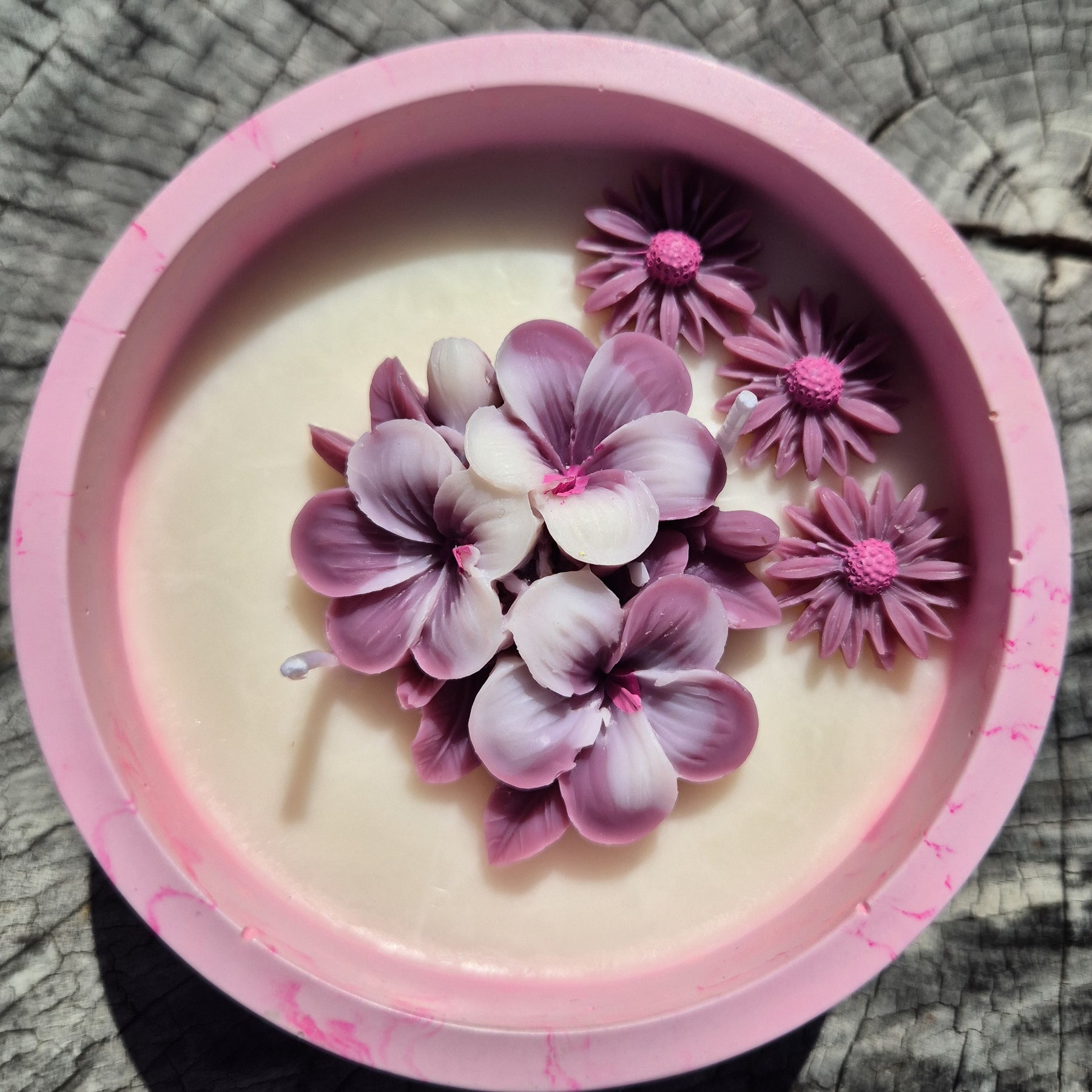 Round pink concrete bowl candle with rose and lavender scent