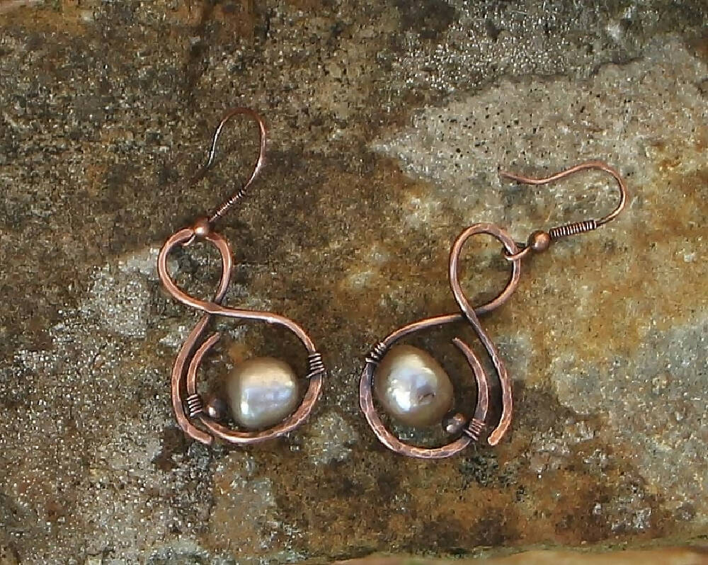 Freshwater Pearl earrings in hammered Copper