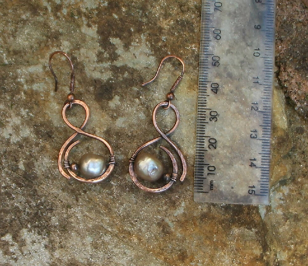 Freshwater Pearl earrings in hammered Copper