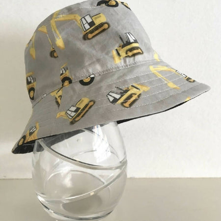 Summer hat in yellow and grey construction fabric